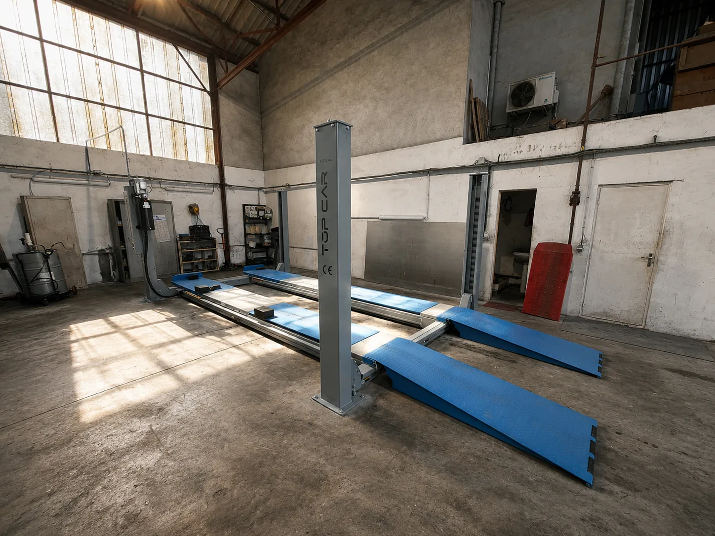 Atelier industriel avec pont élévateur